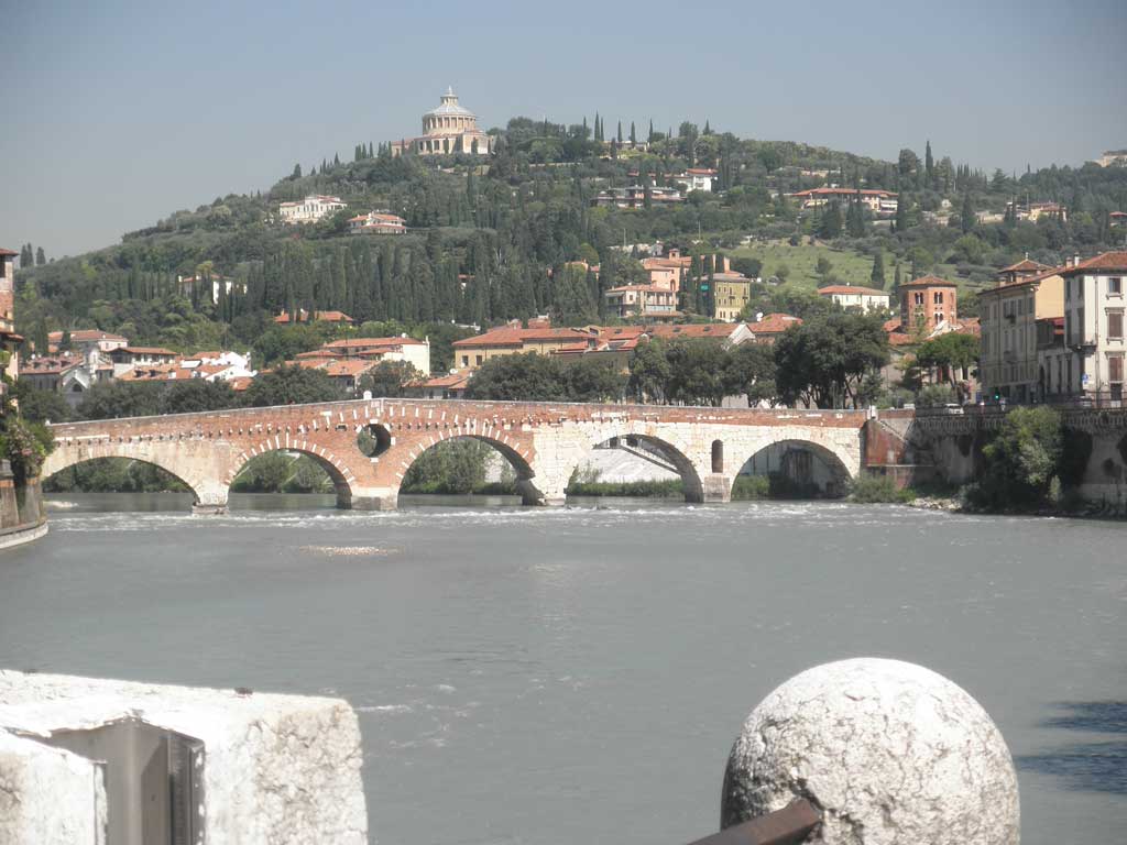 Río Adige y puente de Piedra en Verona Italia