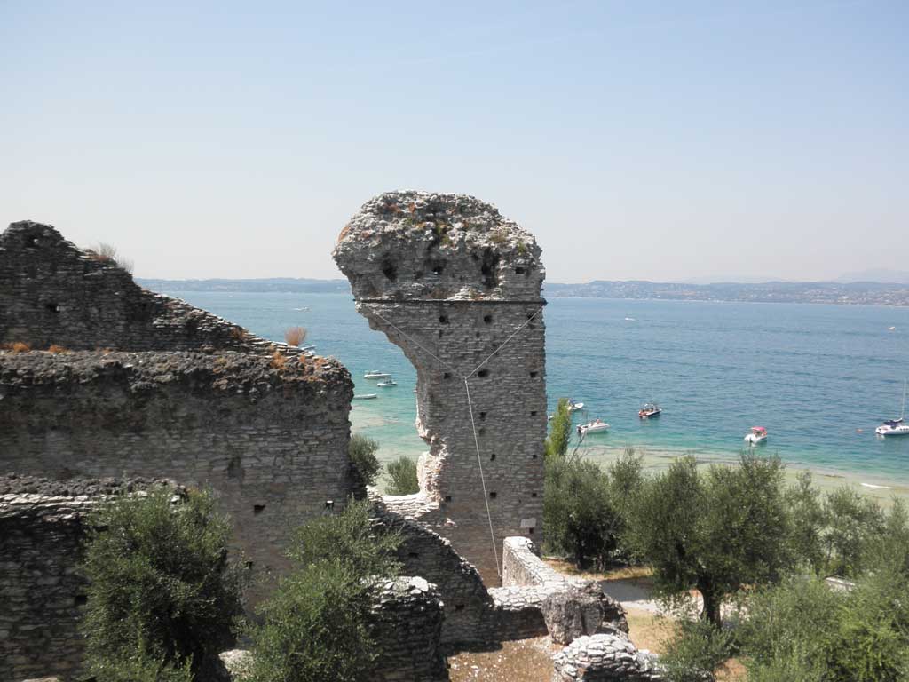 Ruinas de las murallas y vistas del Lago di Garda