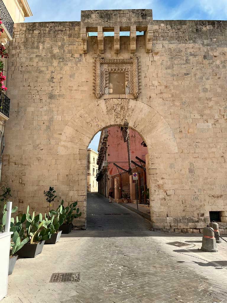 Vista de la Puerta Marina en Siracusa