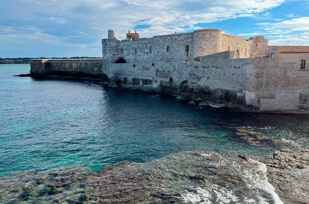 Puerta Marina y Castillo Maniace, dos fortalezas con encanto en Siracusa – Italia